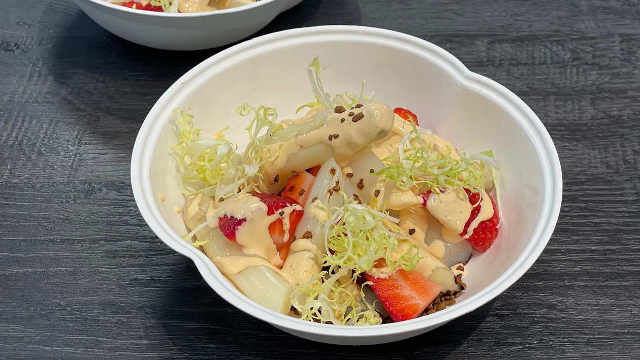 Spargelfeld mit Erdbeeren – Spargelfeld mit Erdbeeren –