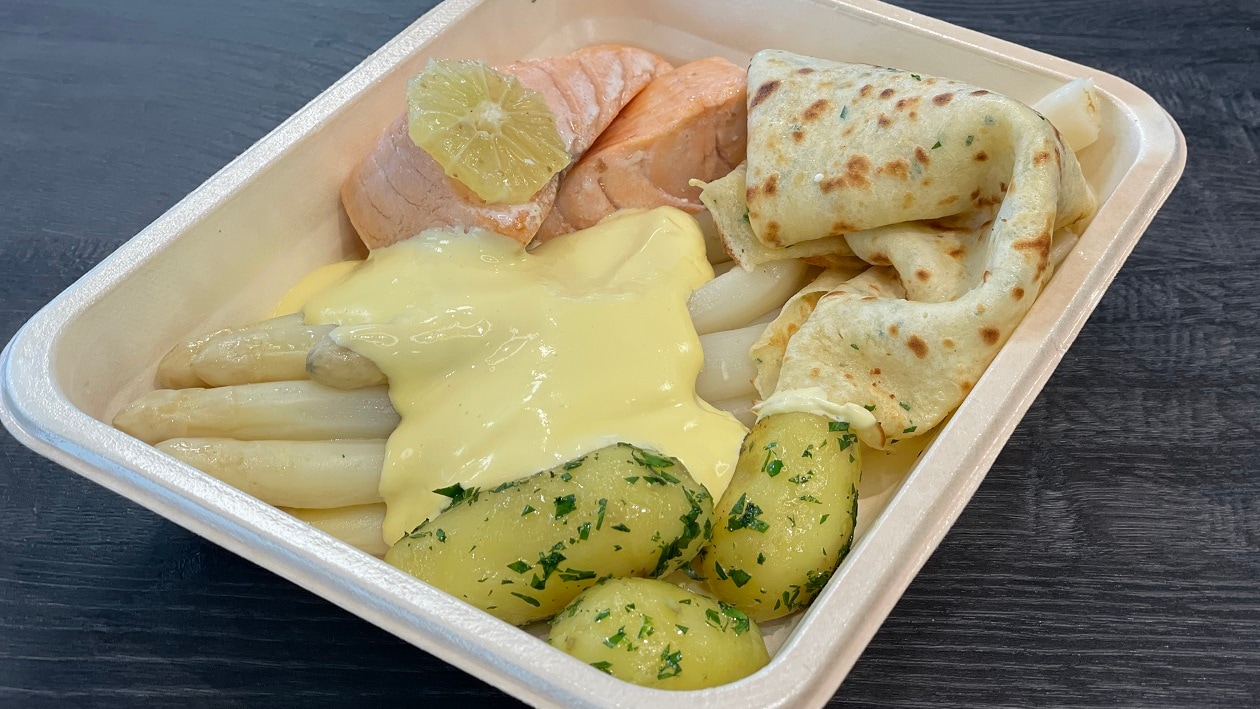 Spargel mit Hollandaise, Flädle, Kartoffeln &amp; Lachsfilet