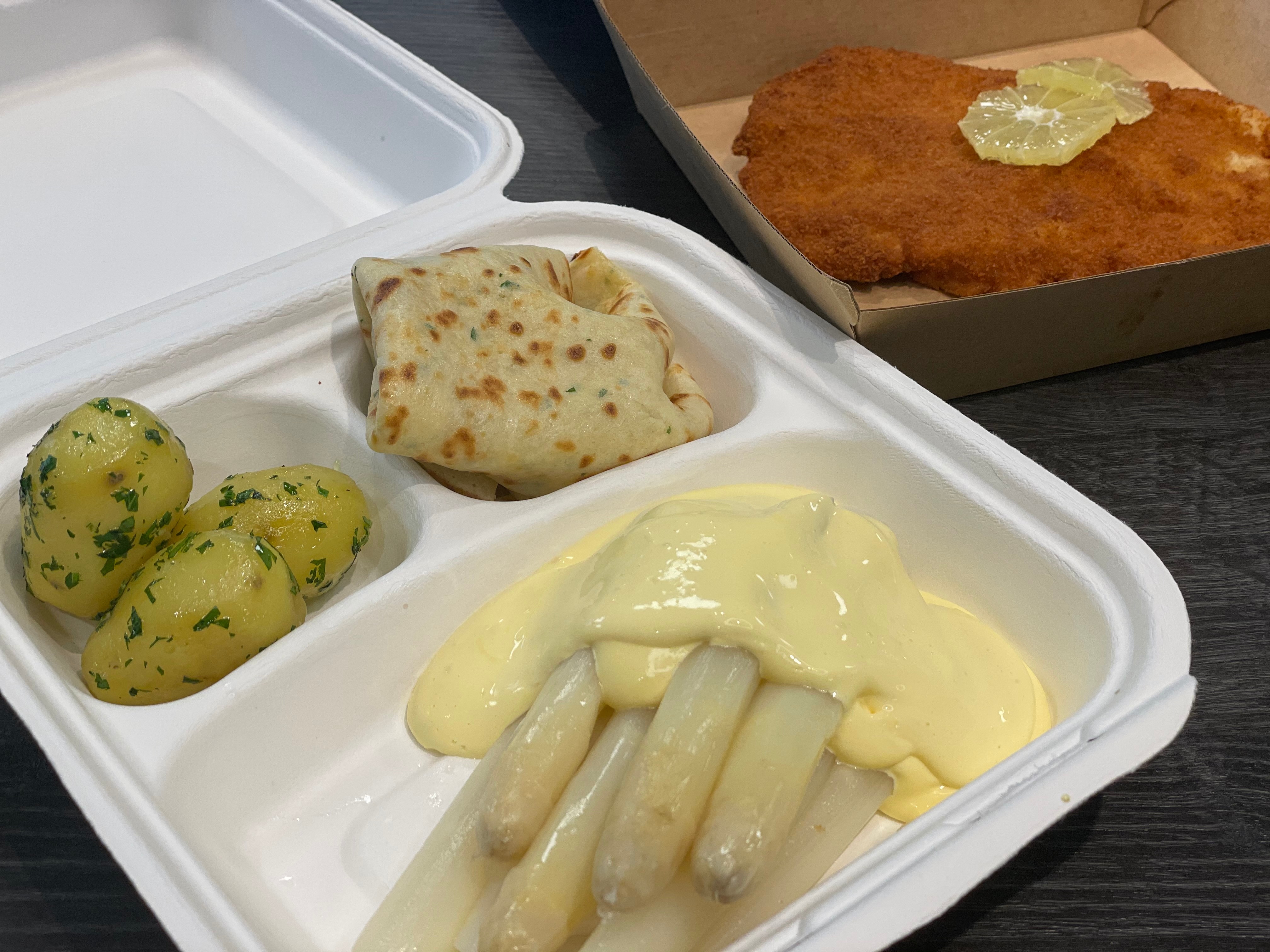 Spargel mit Hollandaise, Flädle, Kartoffeln und Schnitzel