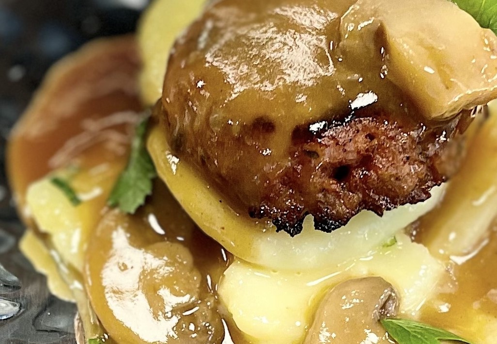 Bulette auf Kartoffelsalat und Champignon-Cremesauce – Bulette auf Kartoffelsalat und Champignon-Cremesauce –