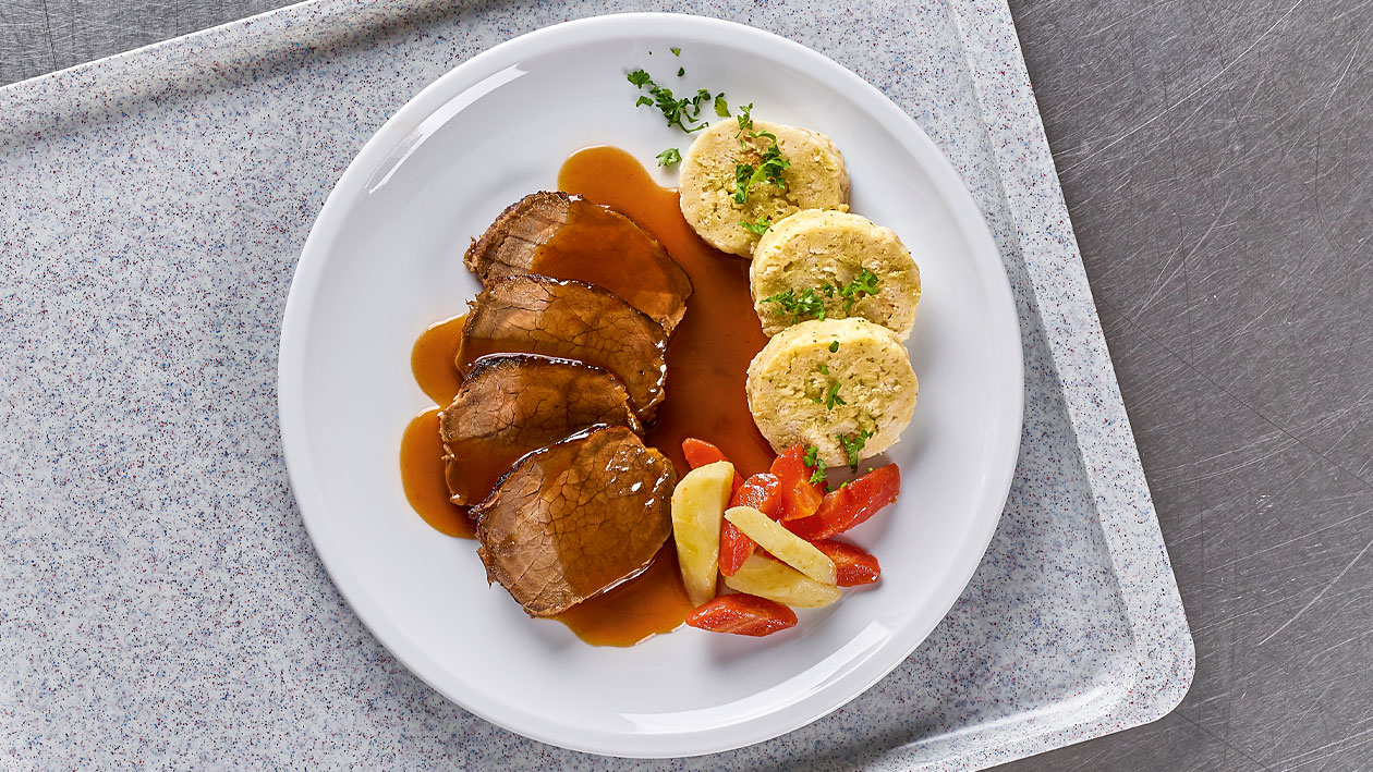 Rinder-Sauerbraten mit Serviettenknödel –  