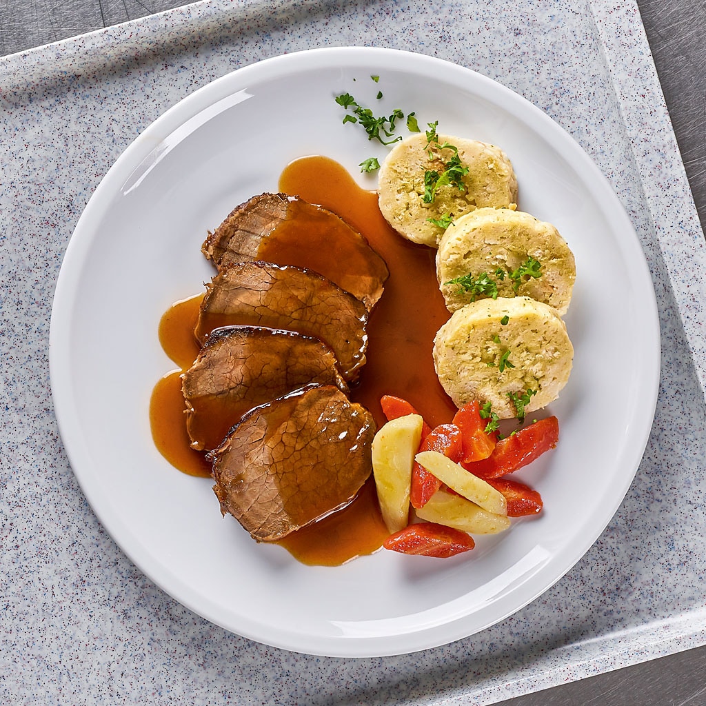 Rinder-Sauerbraten mit Serviettenknödel Rinder-Sauerbraten mit Serviettenknödel