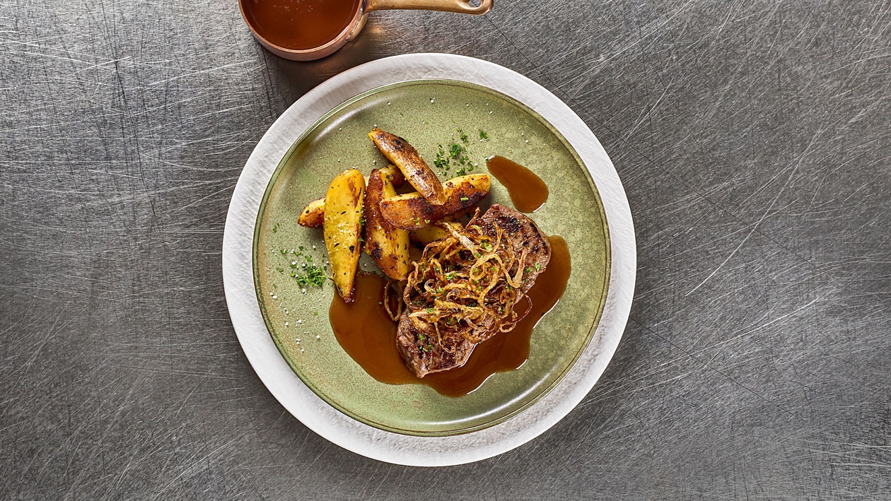 Zwiebelrostbraten mit Rotweinsauce und Röstkartoffeln –  