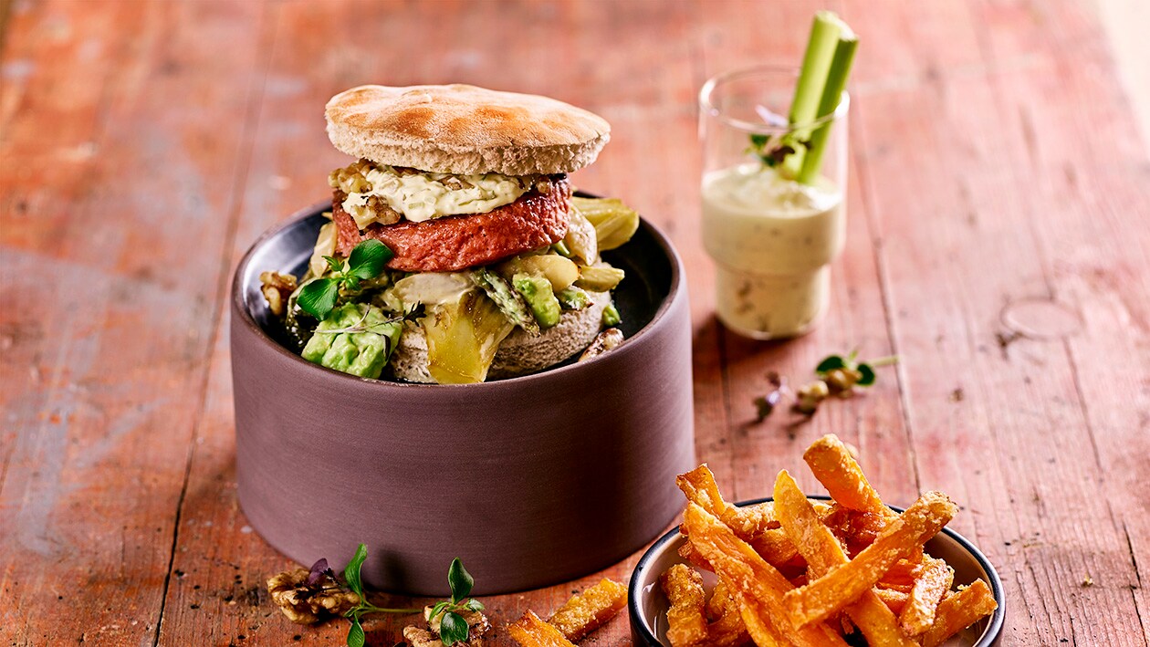 Raw No Beef Burger / Spargel / Romana Salat / Waldorfer-Dip Raw No Beef Burger / Spargel / Romana Salat / Waldorfer-Dip