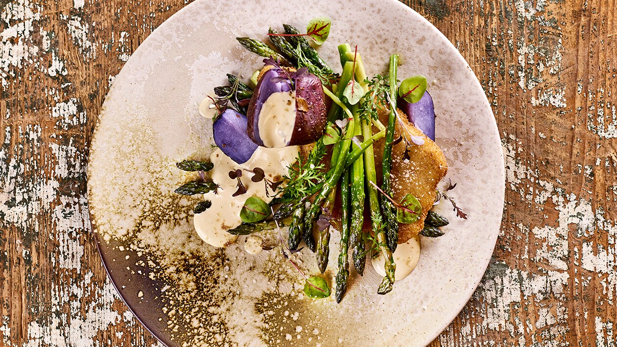No Schnitzel / Wilder Spargel / Rotschalige Kartoffel / Miso Hollandaise / Wilder Garten – No Schnitzel / Wilder Spargel / Rotschalige Kartoffel / Miso Hollandaise / Wilder Garten –