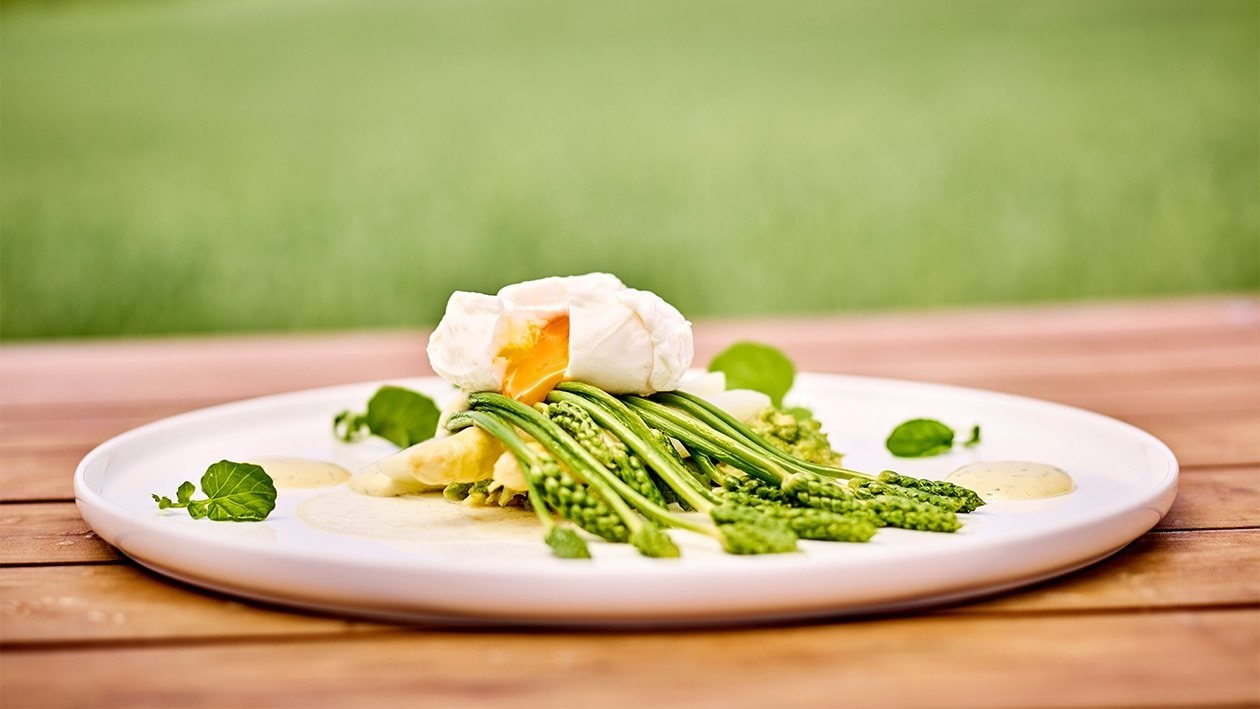Pochiertes Freilandei mit gestampfter Avocado, grünem Spargel und Béarnaise –  