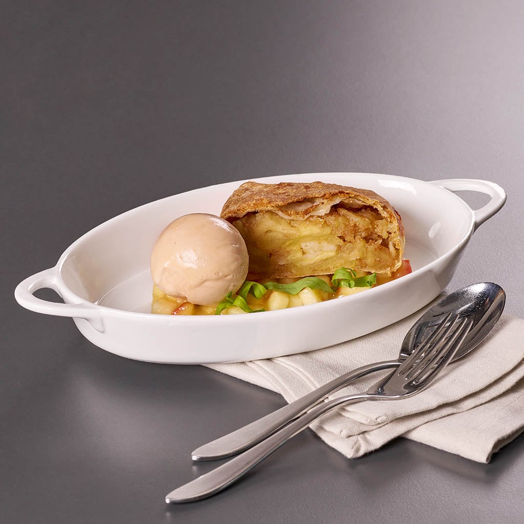 Apfelstrudel mit Apfelsorbet und Apfelkompott Apfelstrudel mit Apfelsorbet und Apfelkompott