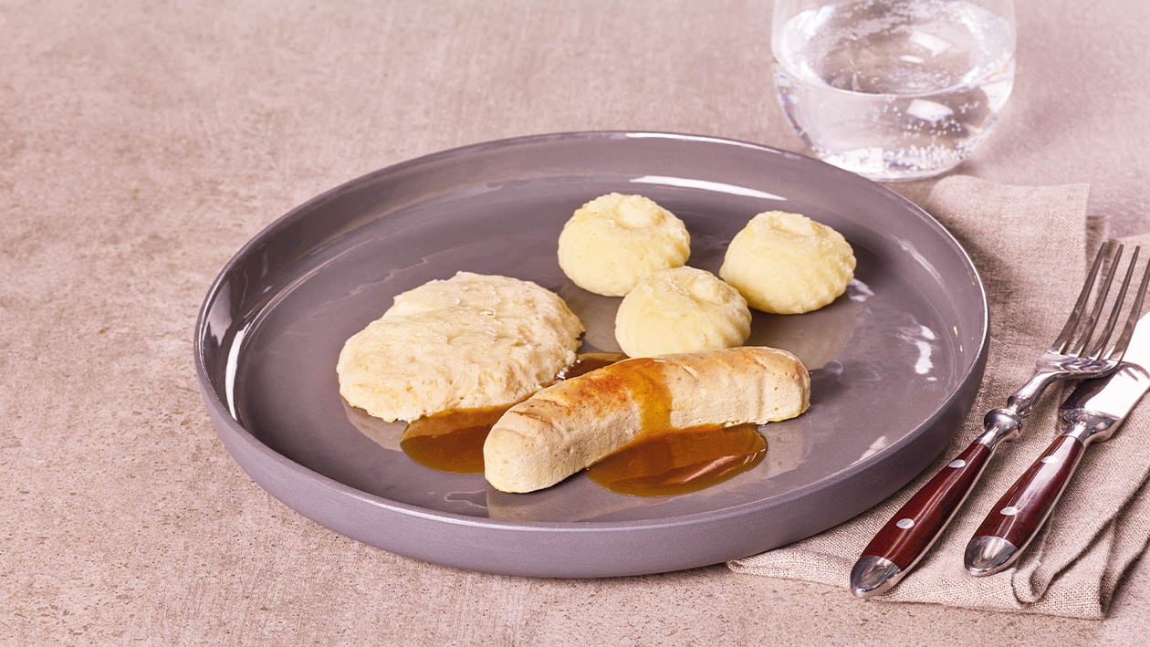 Bratwurst und Sauerkohl wieder in Form gebracht, mit Sauce und Püree – Bratwurst und Sauerkohl wieder in Form gebracht, mit Sauce und Püree –