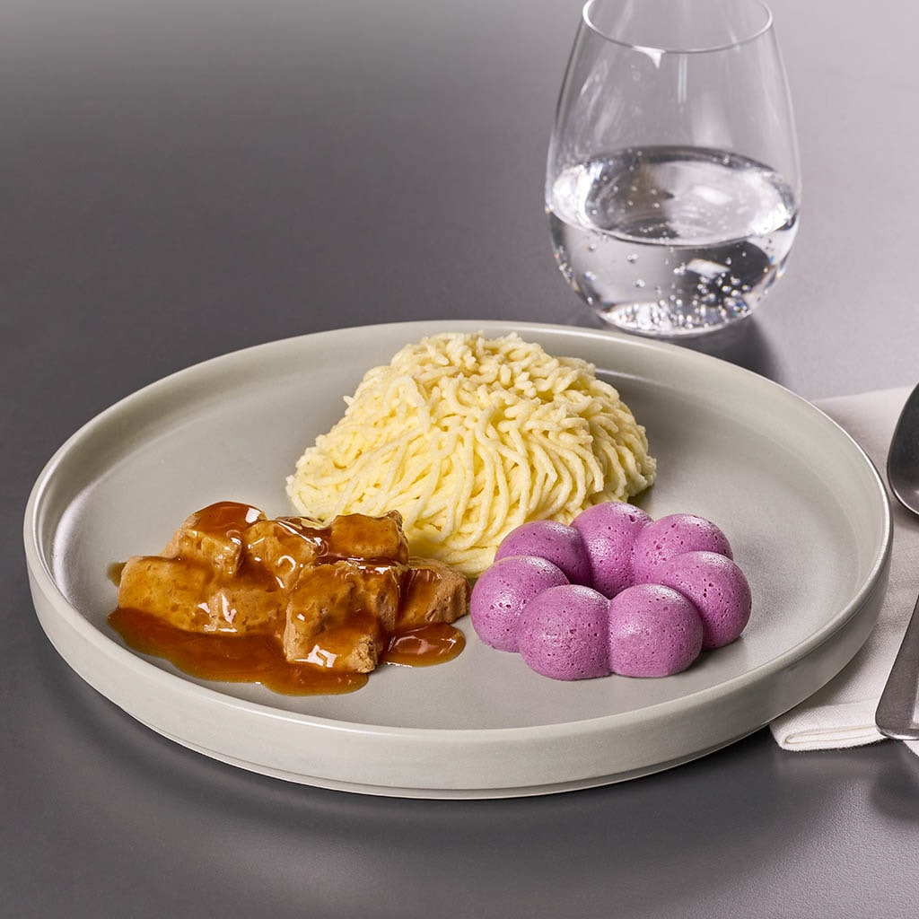 Gulasch, Rotkohl und Nudeln püriert in Form gebracht Gulasch, Rotkohl und Nudeln püriert in Form gebracht