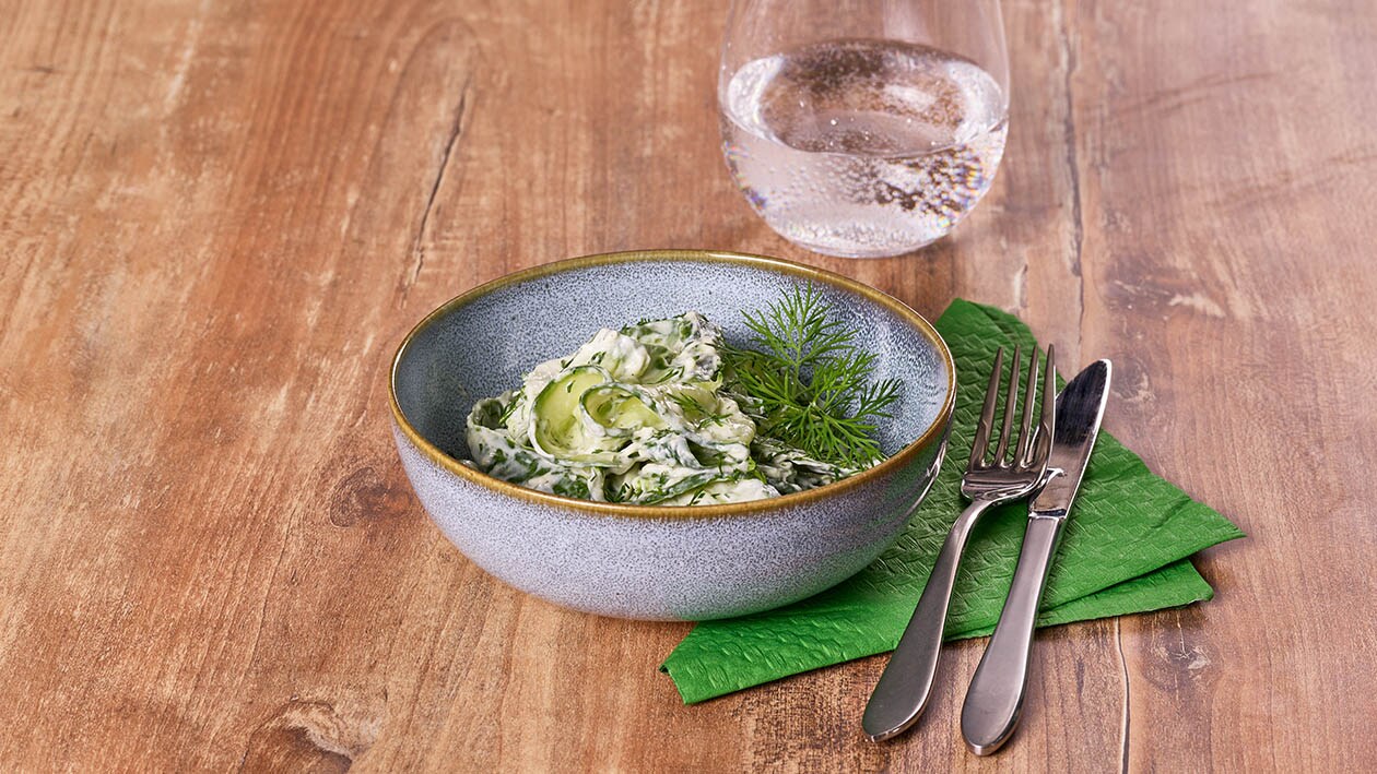 Gurkensalat mit Dill und Crème Frâiche/vegane Frischkäse-Creme – Gurkensalat mit Dill und Crème Frâiche/vegane Frischkäse-Creme –
