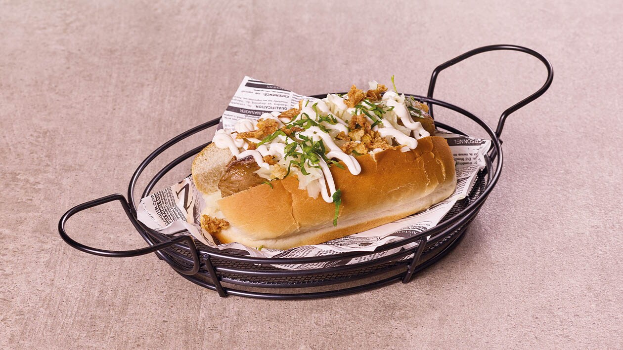 Kartoffelteig-Hot Dog mit Bratwurst und Kraut-Mayo-Salat – Kartoffelteig-Hot Dog mit Bratwurst und Kraut-Mayo-Salat –