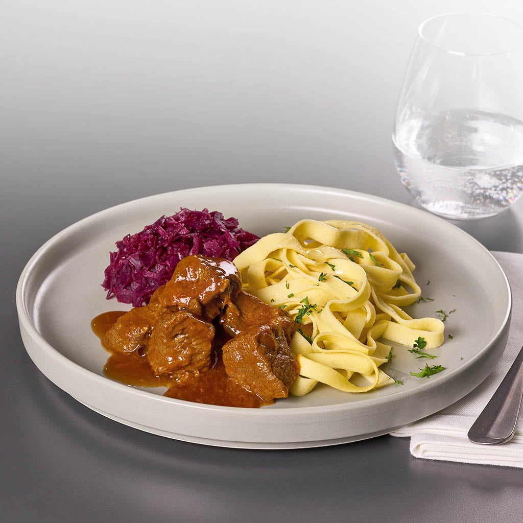 Rindergulasch mit Rotkohl und Nudeln Rindergulasch mit Rotkohl und Nudeln