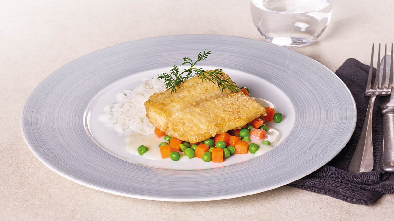 Seehecht, Karottenerbsengemüse, Zitronen-Sauce und Reis – Seehecht, Karottenerbsengemüse, Zitronen-Sauce und Reis –