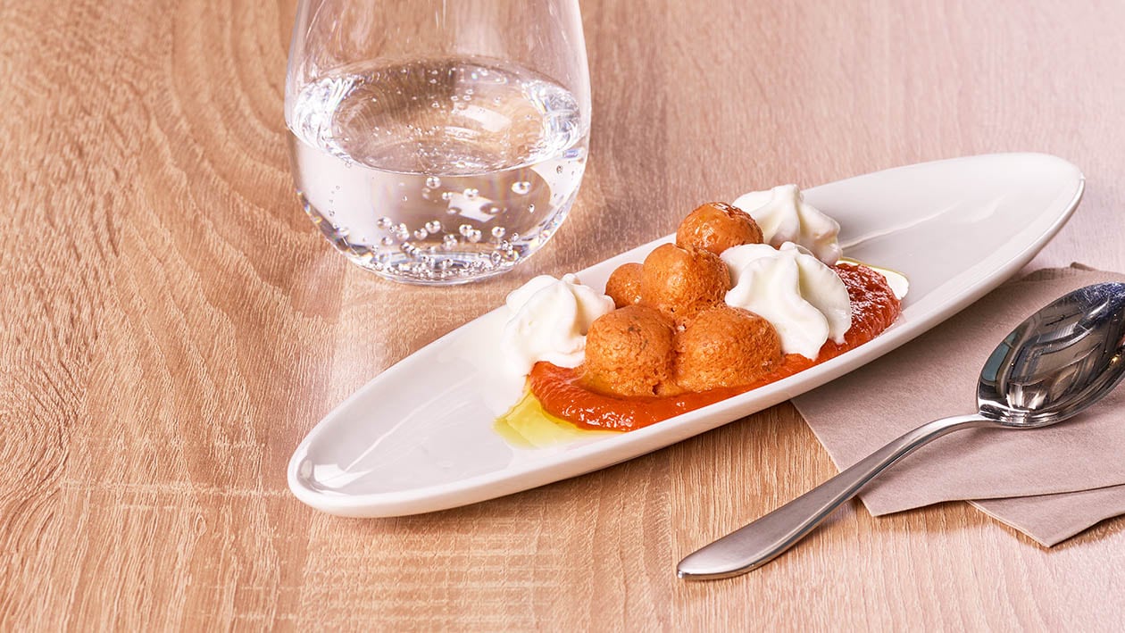 Tomate, Mozzarella, Pesto-Ruccola je als Schaum geschichtet – Tomate, Mozzarella, Pesto-Ruccola je als Schaum geschichtet –