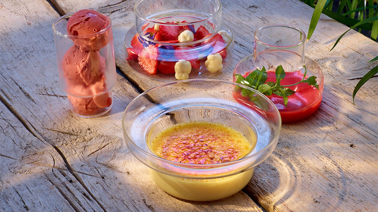 Dreierlei von der Erdbeere, gebrannte Erdbeersahne, Erdbeere Waldmeistersalat und cremiges Erdbeersorbet – Dreierlei von der Erdbeere, gebrannte Erdbeersahne, Erdbeere Waldmeistersalat und cremiges Erdbeersorbet –