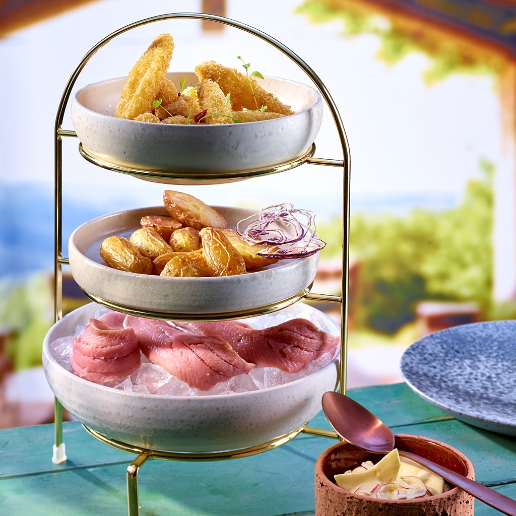 Matjesfilet, Hausfrauen-Hollandaise, Spargel "Bratkartoffelstyle" und bunten Kartoffeln Matjesfilet, Hausfrauen-Hollandaise, Spargel "Bratkartoffelstyle" und bunten Kartoffeln