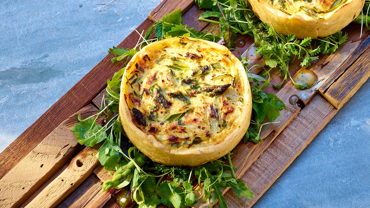 Quiche von Lachs und Spargel in Bärlauch mit Pflücksalat –  