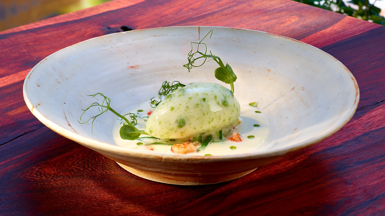 Buttermilch Spargelsuppe mit Erbsen Zitronen Sorbet –  