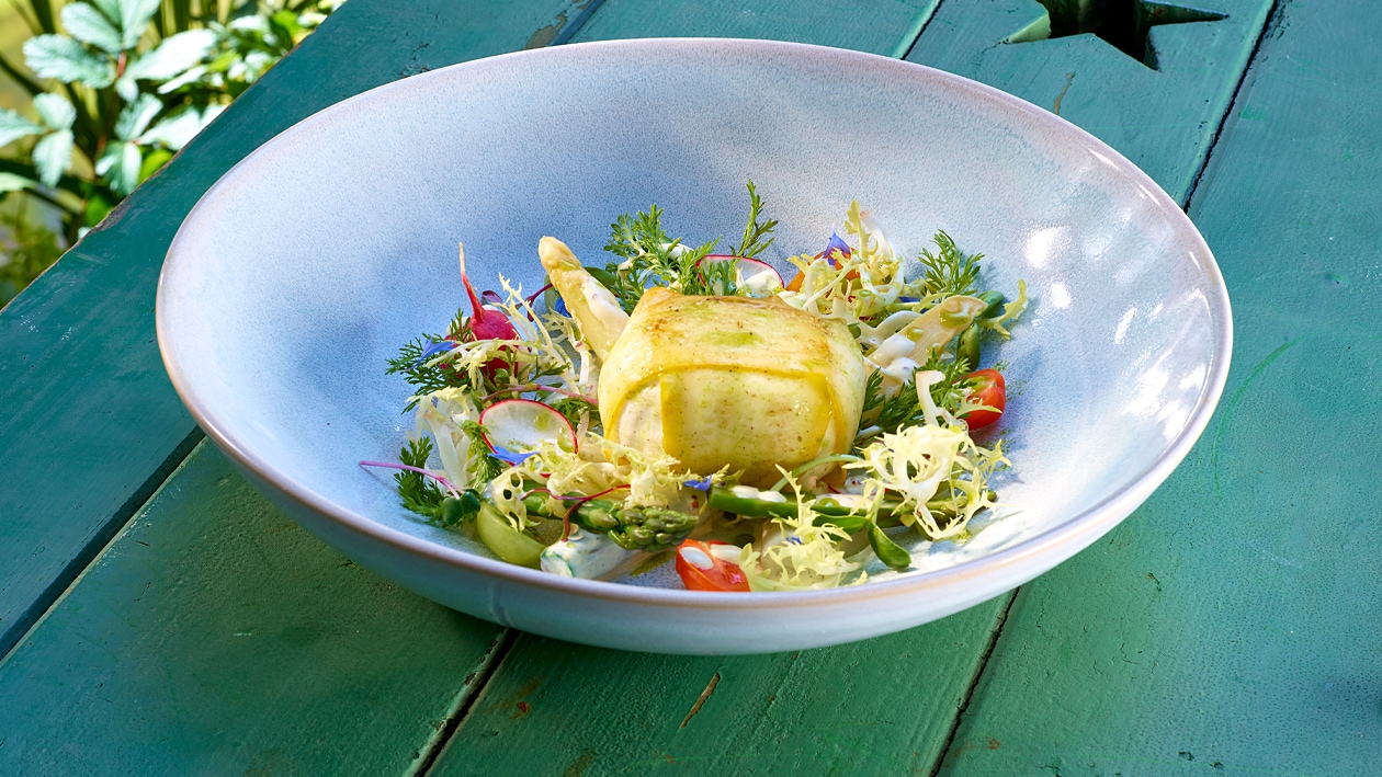 Warmer Mozzarella im Katenschinken Mantel auf Salat von grünem Spargel und Zucchini in Senf-Dressing –  