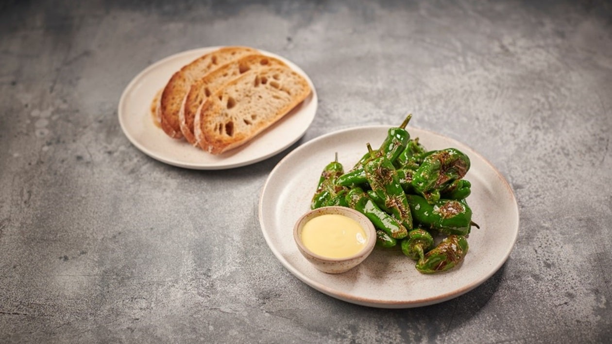 Pimientos de Padron, Safran-Aioli, Sauerteig-Brot –  