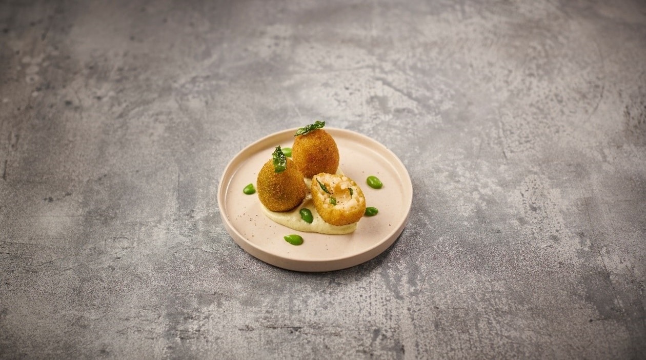 Taleggio Arancini mit Basilikum-Favabohnen-Dip –  