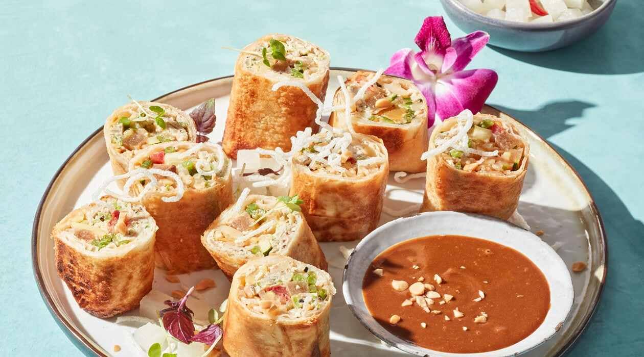Lumpia mit frischem Gemüse, Erdnuss-Sauce und eingelegtem Rettich