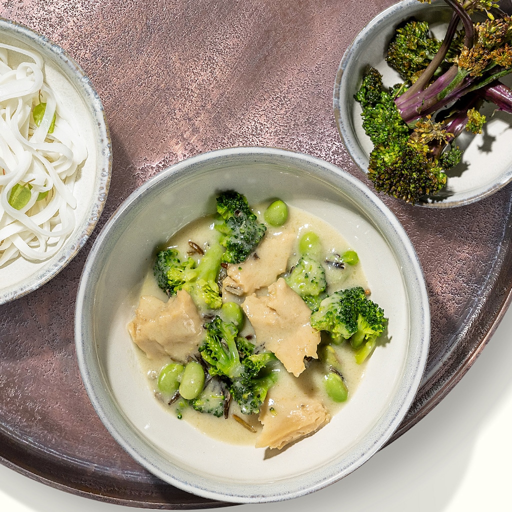 Grüne Curry Bowl mit wilden lila Brokkoli und Glasbandnudeln Grüne Curry Bowl mit wilden lila Brokkoli und Glasbandnudeln