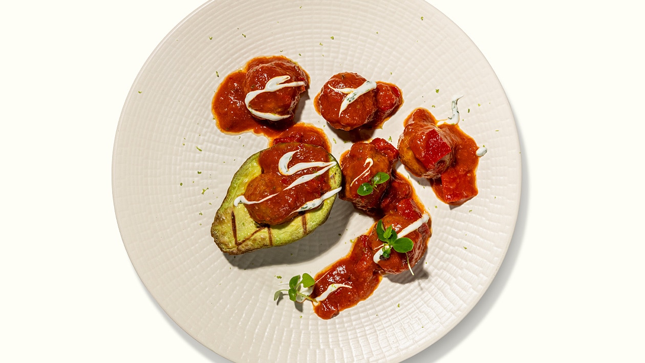 Gegrillte Avocado mit fruchtigen Pflanzen-Hackbällchen und veganem Minz-Joghurt –  