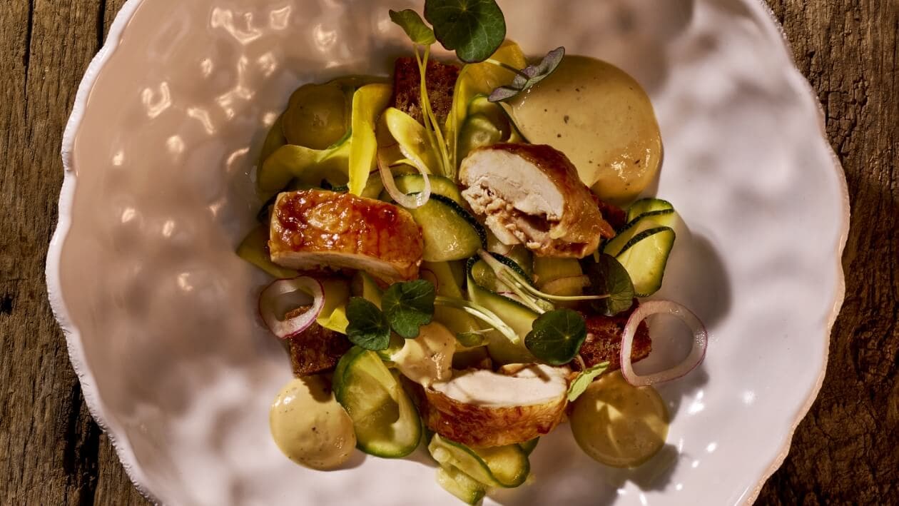 BBQ glacierte Poulardenoberkeule, Malzbier-Bearnaise, Kürbissalat und gerösteten Roggenbrot –  