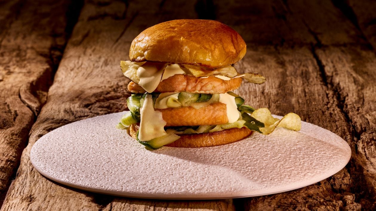 Brioche Burger Lachsforelle „Müllerin“, Gurkensalat und Kartoffelchips