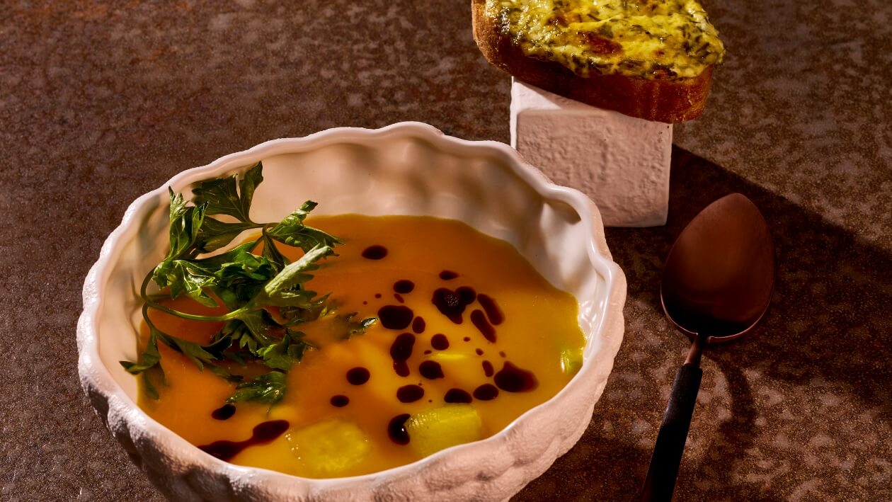 Creme vom Hokkaido Kürbis und Mango, Kürbiskernöl und gratiniertes Ciabatta mit Petersilie –  