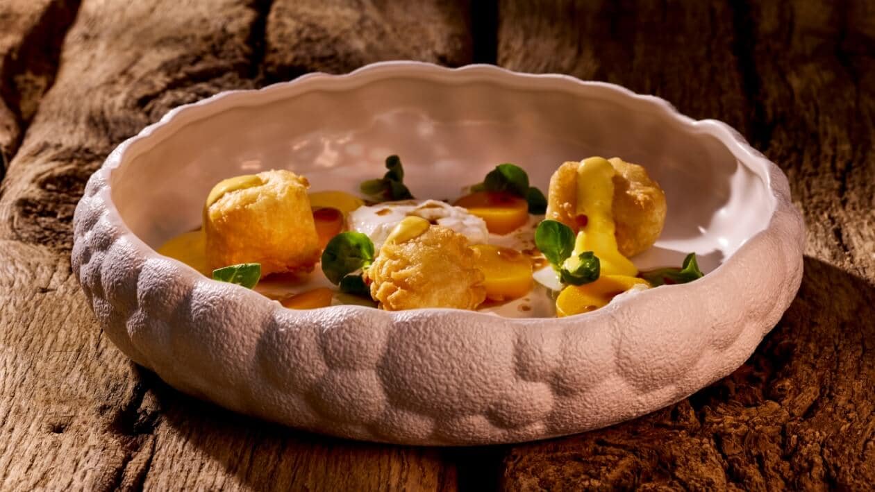 Gebratene Lachswürfel auf Beete-Gurken-Feldsalat und Sauce Bearnaise
