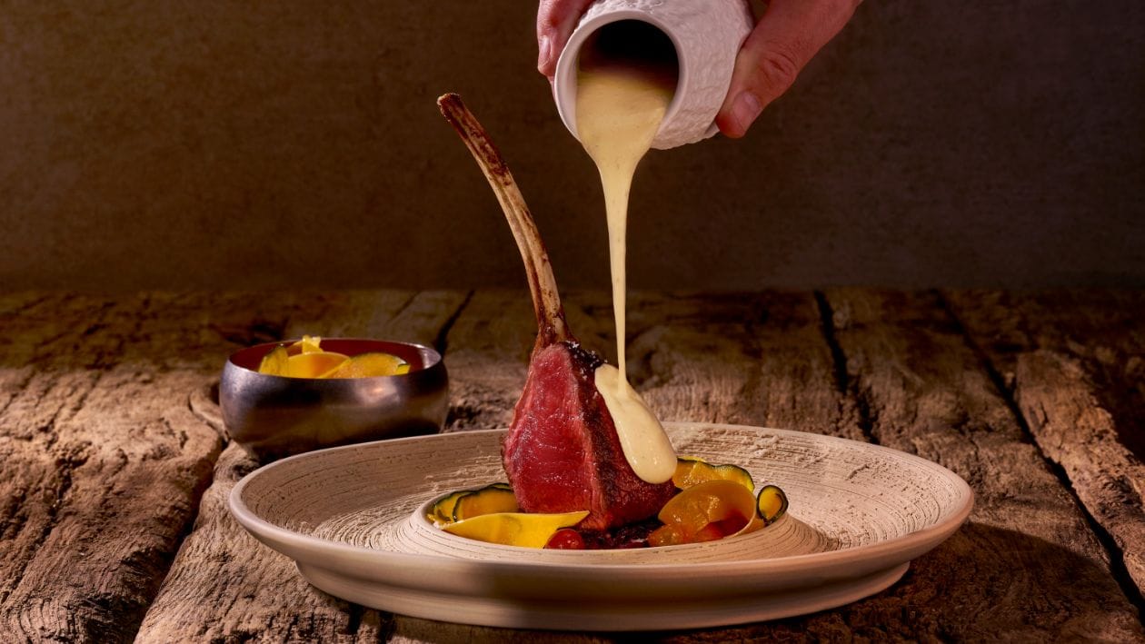 Hirschkotlette Rosé gebraten, Esskastanien-Bearnaise, Kürbis-Tomatengemüse und gebratener Gemeine Klapperschwamm –  