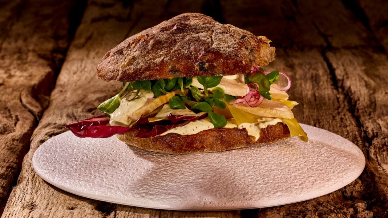 Krüstchen Burger von der Sous Vide Poularde, grobe Senf-Bearnaise, Rüben, Zwiebeln und Feldsalat