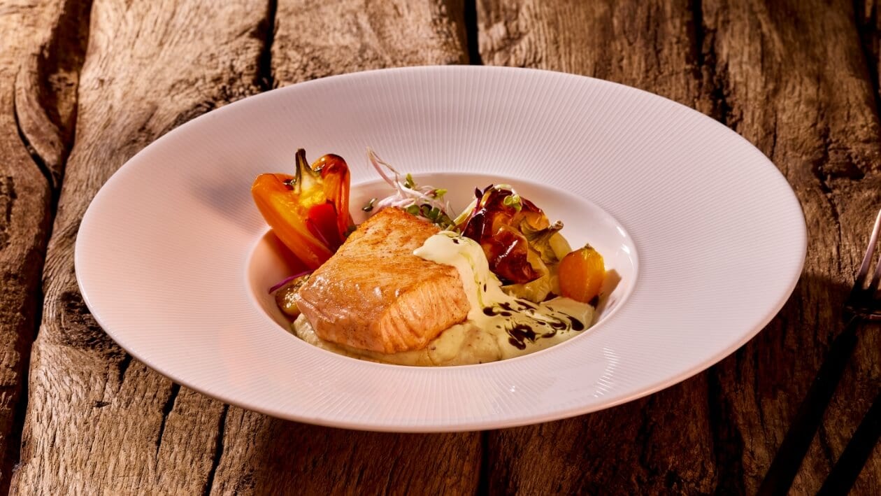 Lachsfilet von der Grillplatte, Yuzu-Kürbiskernöl-Bearnaise, Ofenpaprika und Kartoffel-Auberginen Püree –  