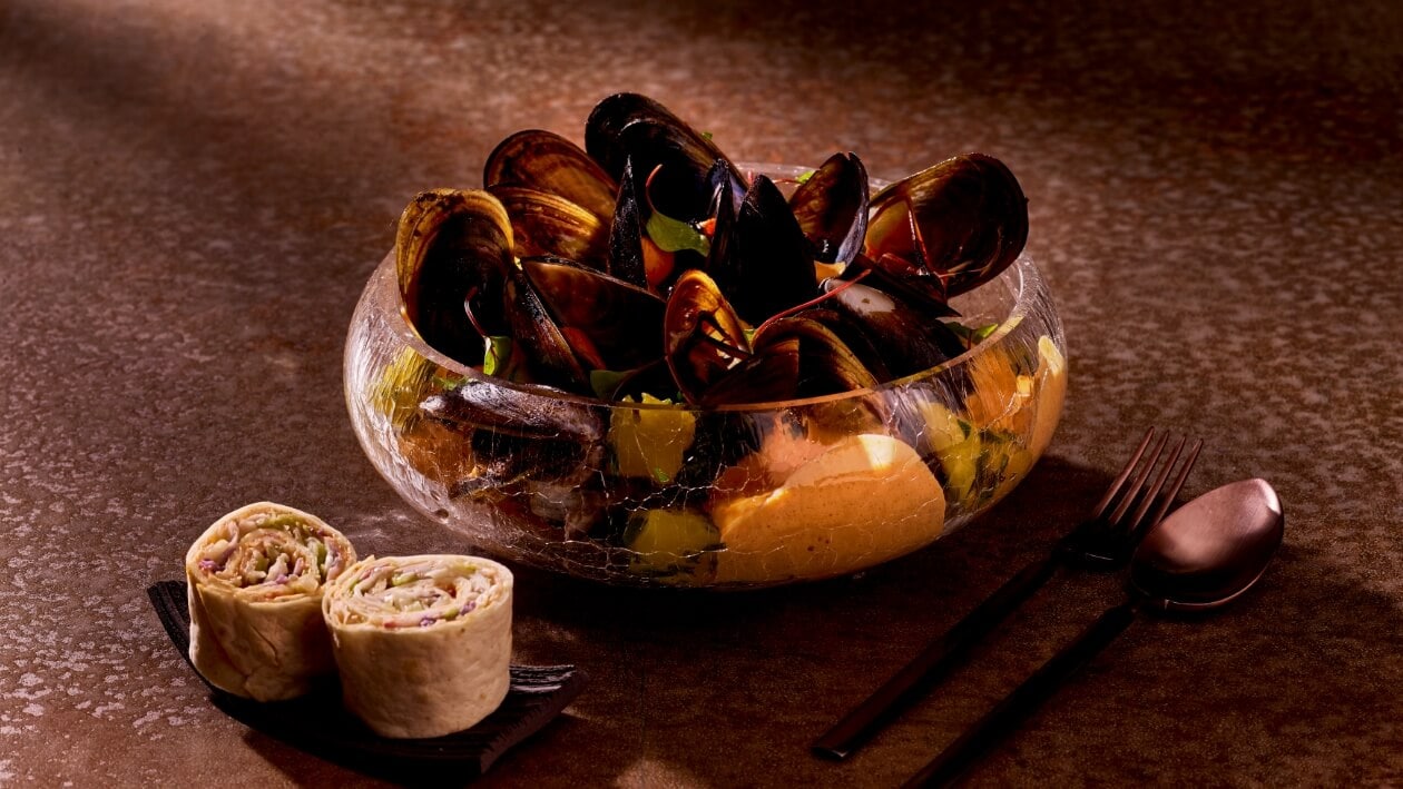 Miesmuscheln in Weißwein und Mango, Thai-Curry-Hollandaise und gefüllte Tortilla mit Spitzkohl und Blumenkohl –  