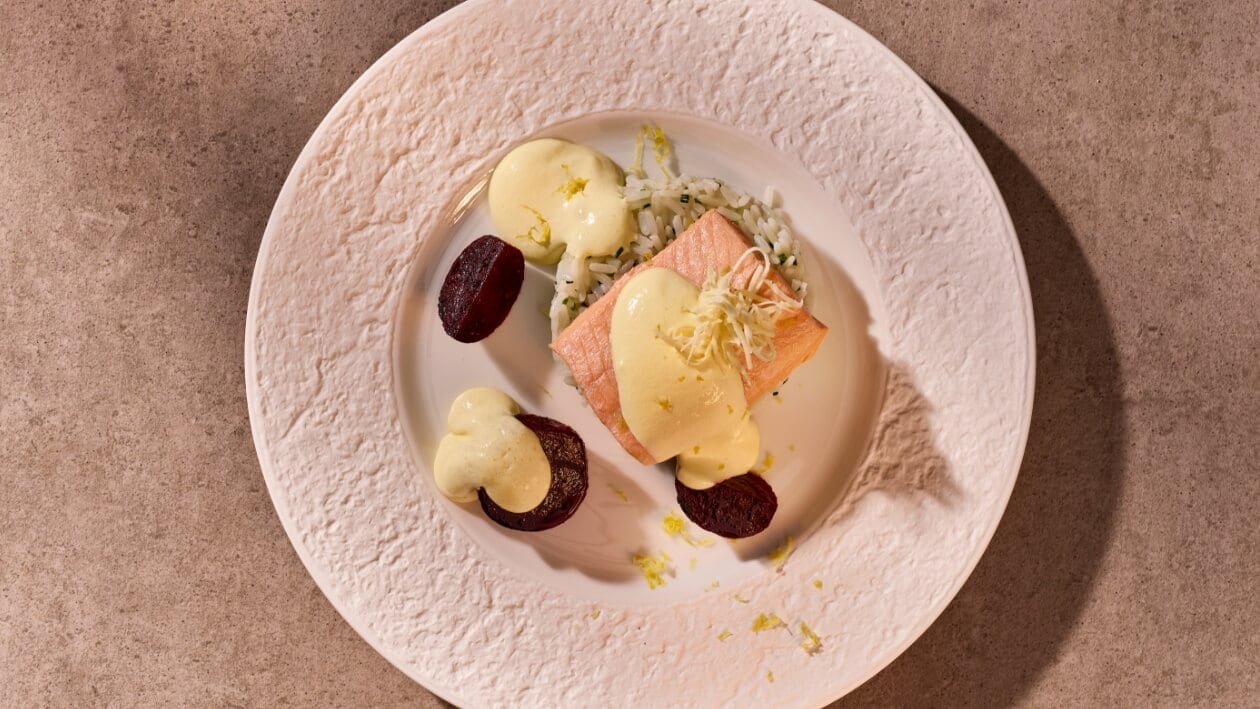 Pochiertes Lachsforellenfilet, Zitronen-Hollandaise, Rote Beete und Langkornreis –  