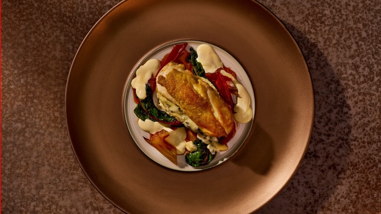 Ofengegarte Poulardenbrust mit Fourme d´Ambert, Blutorangen-Hollandaise, buntes Mangoldgemüse und Kartoffelstampf –  