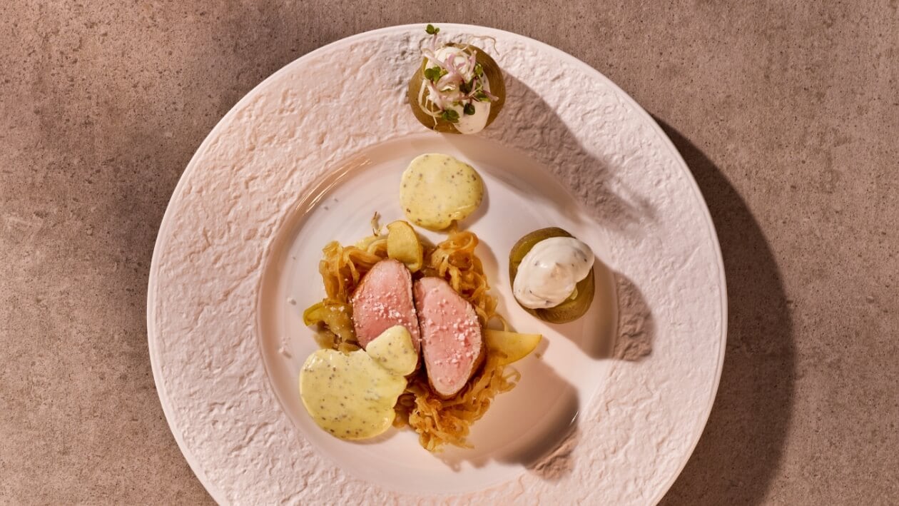 Schweinefilet rosé gebraten, Senf-Bearnaise, Apfel-Sauerkraut und kleine Ofenkartoffeln mit Frischkäse-Dip –  