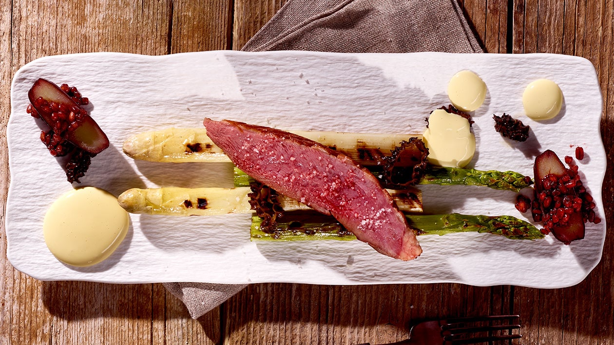 Spargelsalat mit gebratenen Zahmen Tanzpilz und Stilton-Rosmarincreme –  