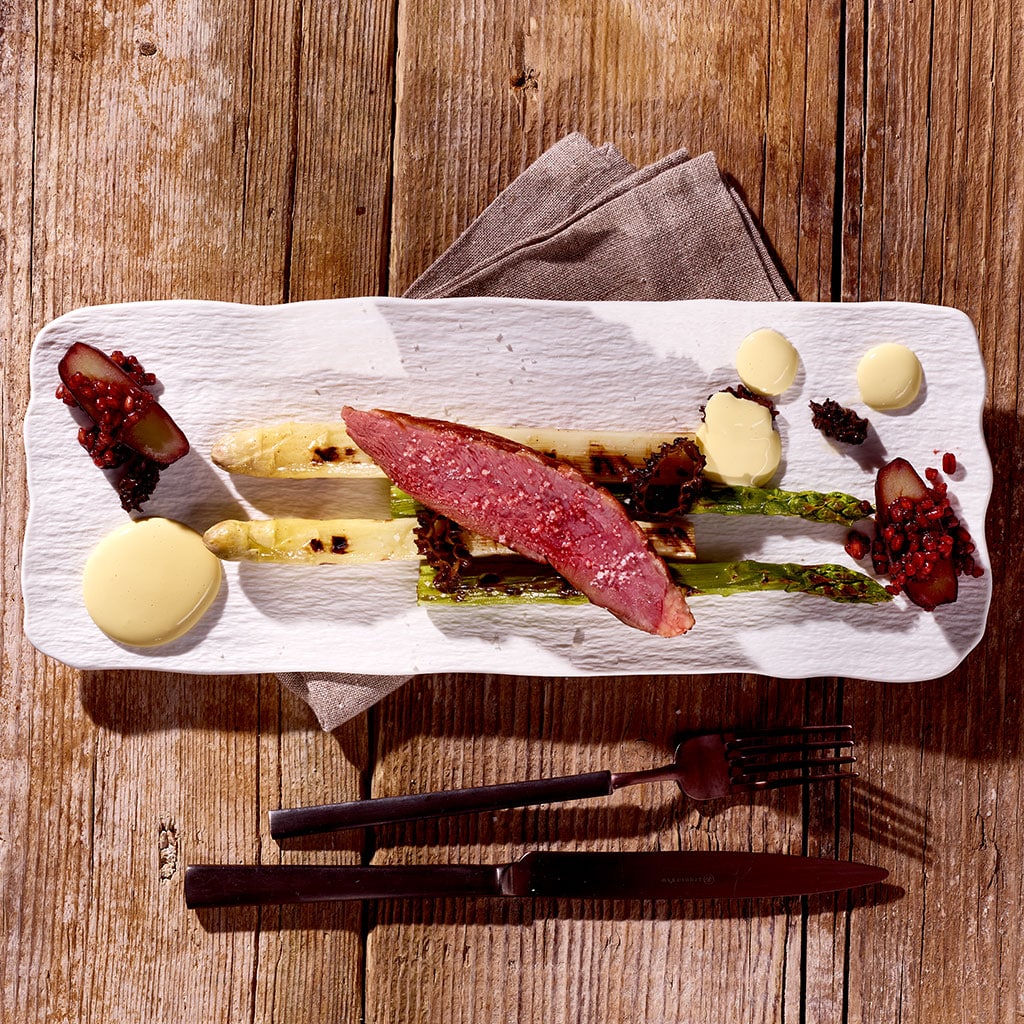 Spargelsalat mit gebratenen Zahmen Tanzpilz und Stilton-Rosmarincreme