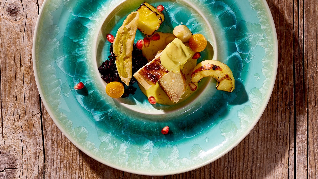 Kabeljau in der Haselnuss-Mohnkruste, Soja-Hibiskus Hollandaise, und Espresso-Graupen –  