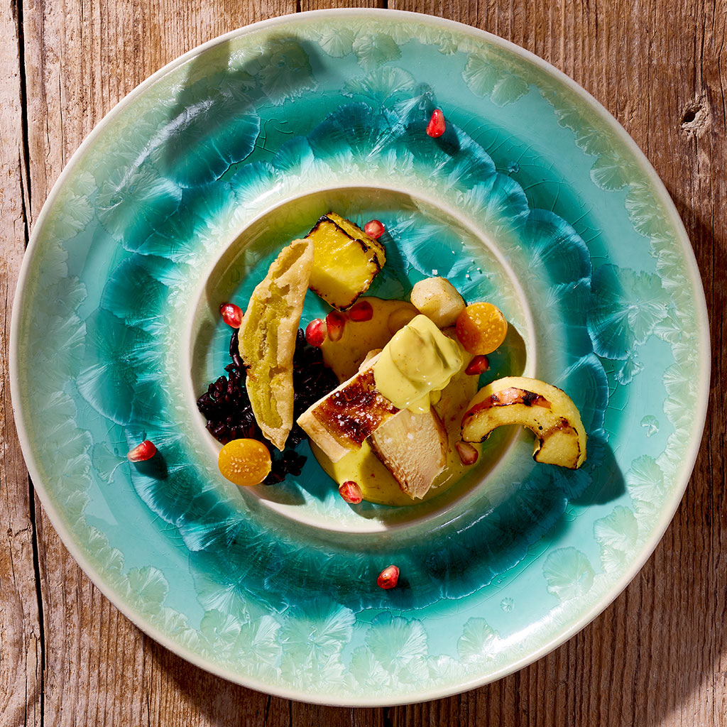 Kabeljau in der Haselnuss-Mohnkruste, Soja-Hibiskus Hollandaise, und Espresso-Graupen