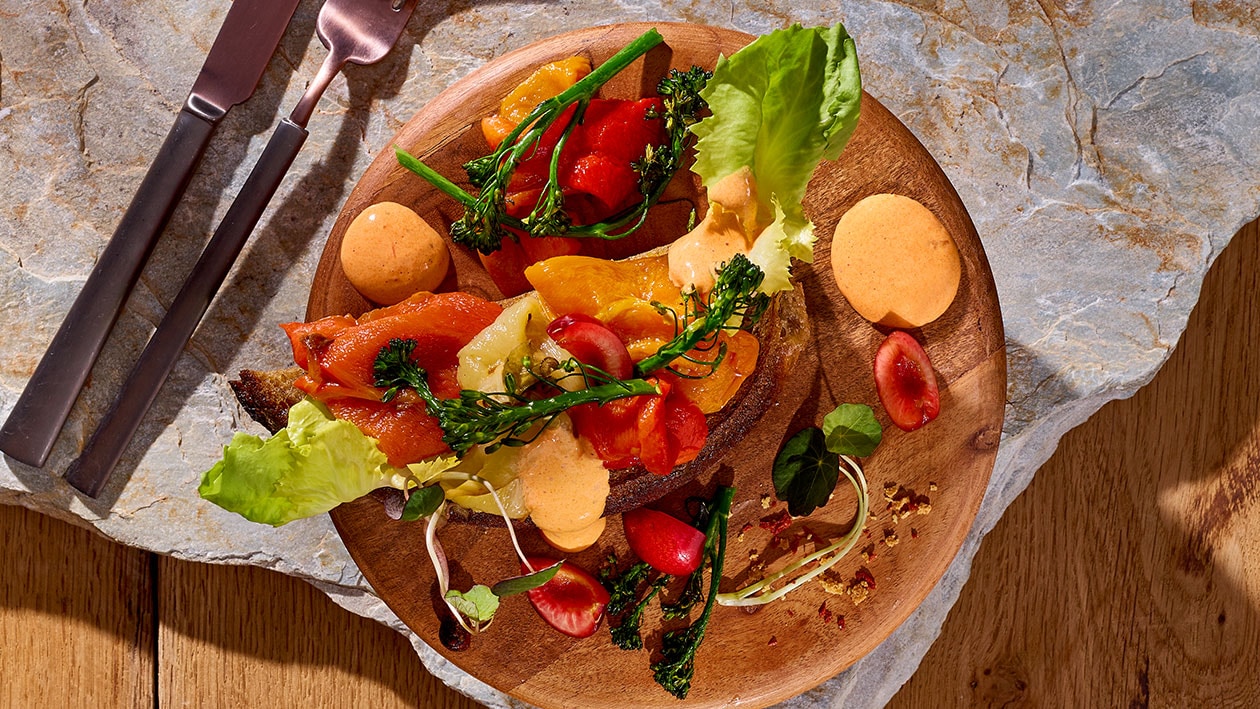 Brotzeit vom gerösteten Sauerteigbrot, Paprika-Bearnaiseschaum, gebratener wilder Broccoli, Süßkirsche, Endivie und Gartenkressen –  