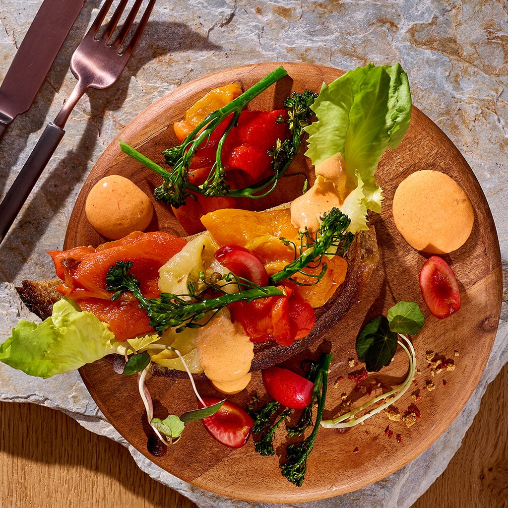 Brotzeit vom gerösteten Sauerteigbrot, Paprika-Bearnaiseschaum, gebratener wilder Broccoli, Süßkirsche, Endivie und Gartenkressen