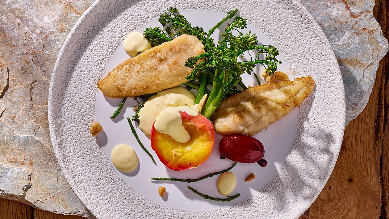 Gebratenes Schollenfilet, Pfirsich-Mascarpone-Hollandaise, Broccoli-Queller-Cashew Gemüse und Portwein Kartoffeln –  