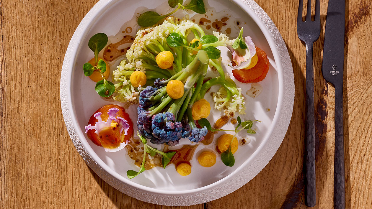 Warmer Salat vom wilden Blumenkohl mit Süßkartoffel und Ei-Hollandaise-Creme –  