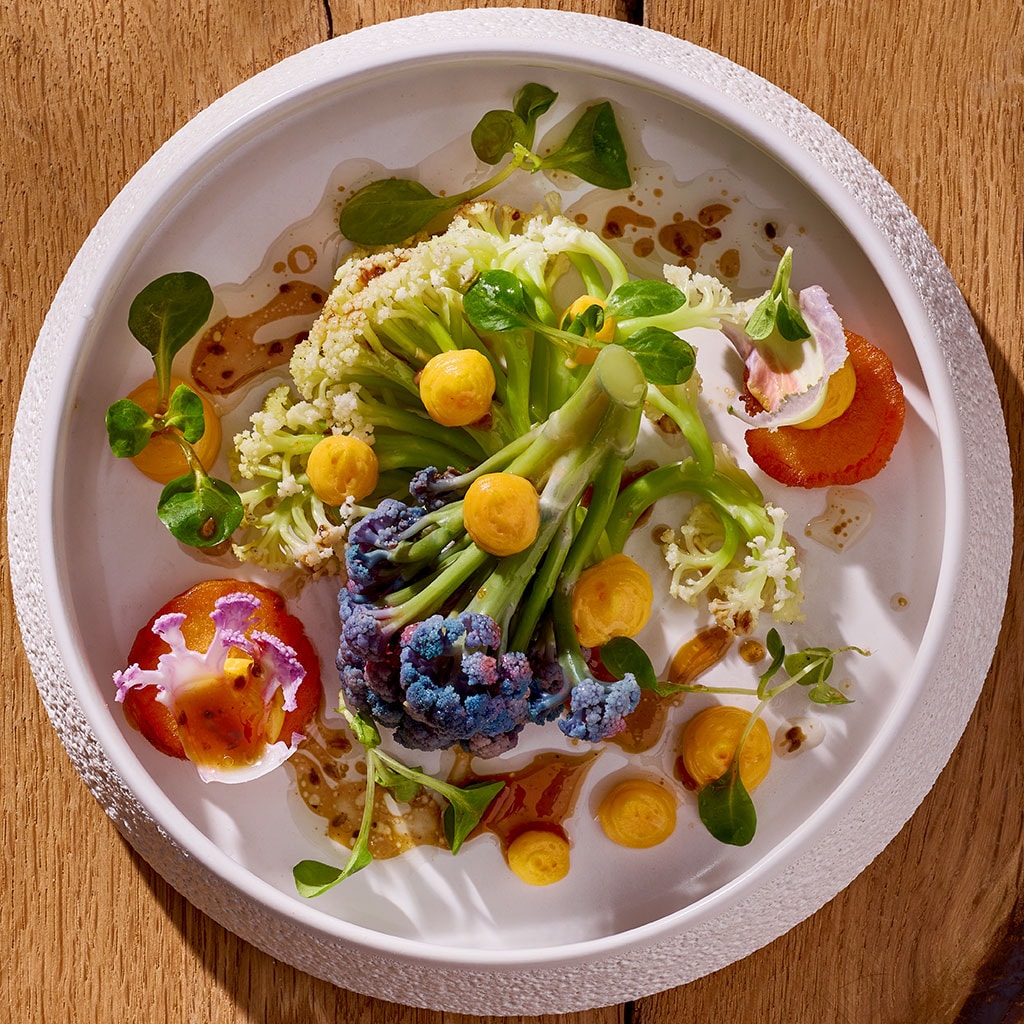 Warmer Salat vom wilden Blumenkohl mit Süßkartoffel und Ei-Hollandaise-Creme