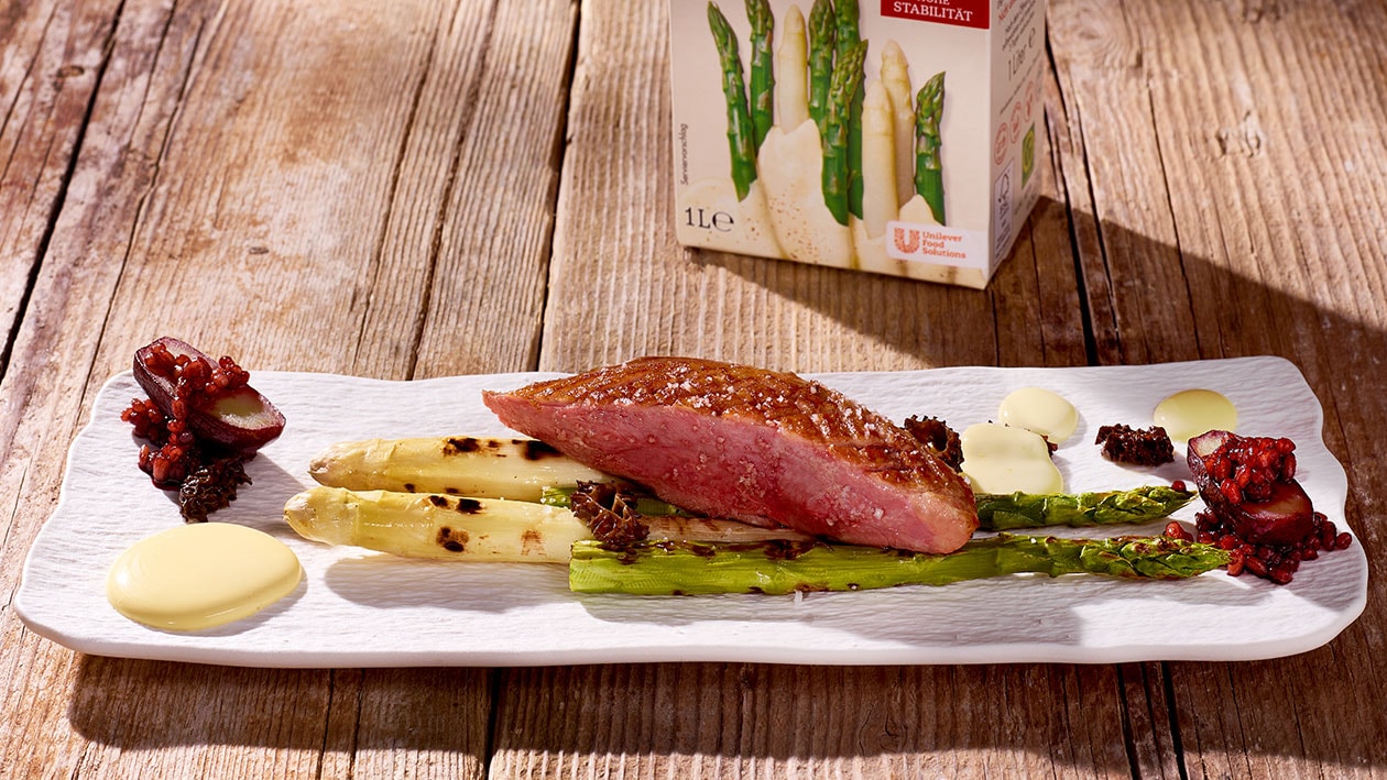 Iberico Kotelette in der Haselnuss-Kartoffelpanade, Bratenjus-Hollandaise, Ofengebräunter Blumenkohl und cremiges Mozzarella-Kartoffelpüree –  