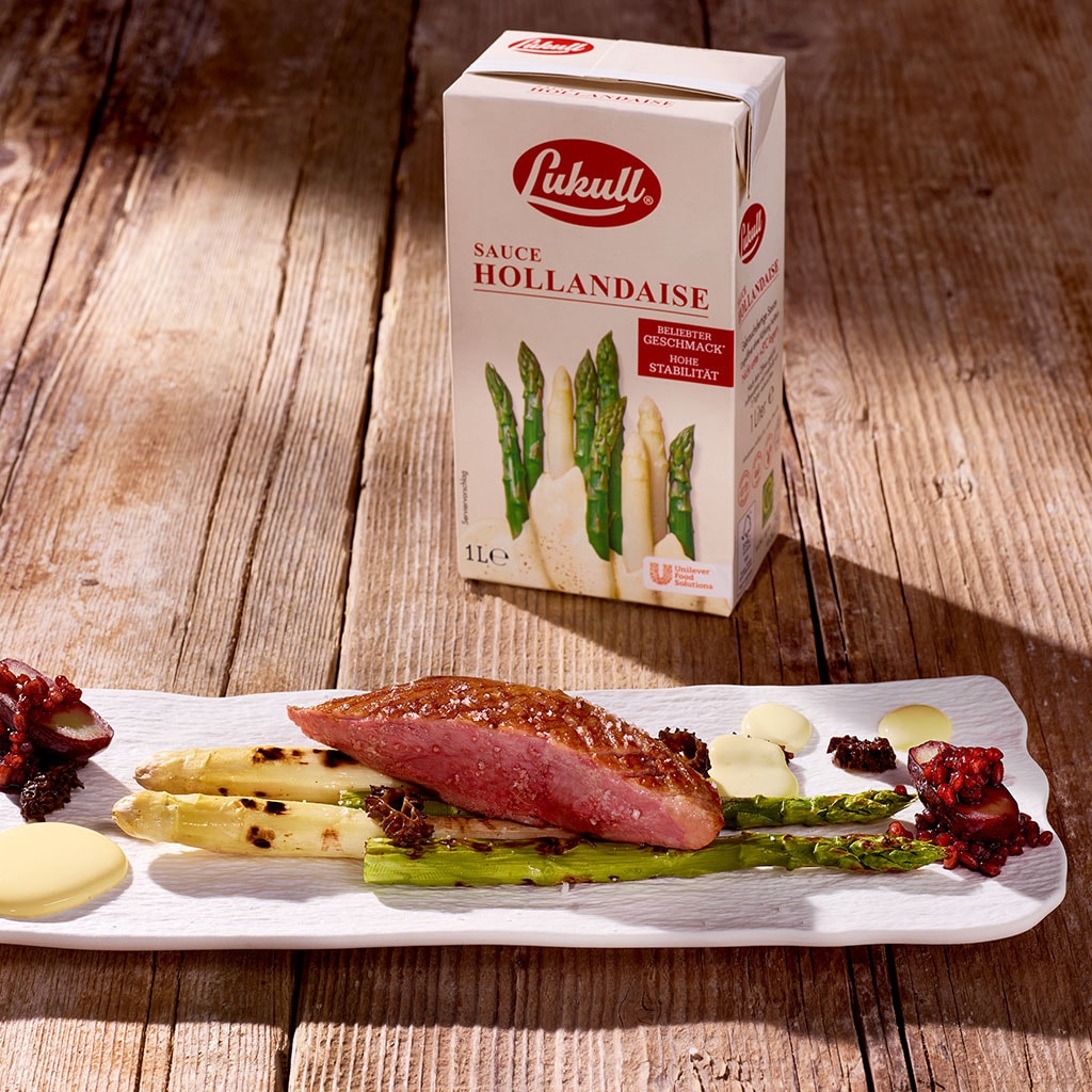 Iberico Kotelette in der Haselnuss-Kartoffelpanade, Bratenjus-Hollandaise, Ofengebräunter Blumenkohl und cremiges Mozzarella-Kartoffelpüree